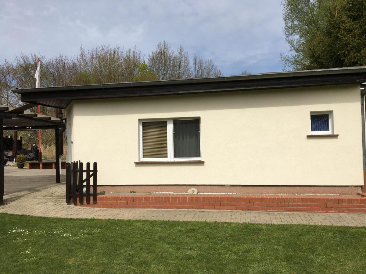 Schoener Ferienbungalow Umgeben Von Natur Und Nicht Weit Zur Ostsee Neubukow Luaran gambar