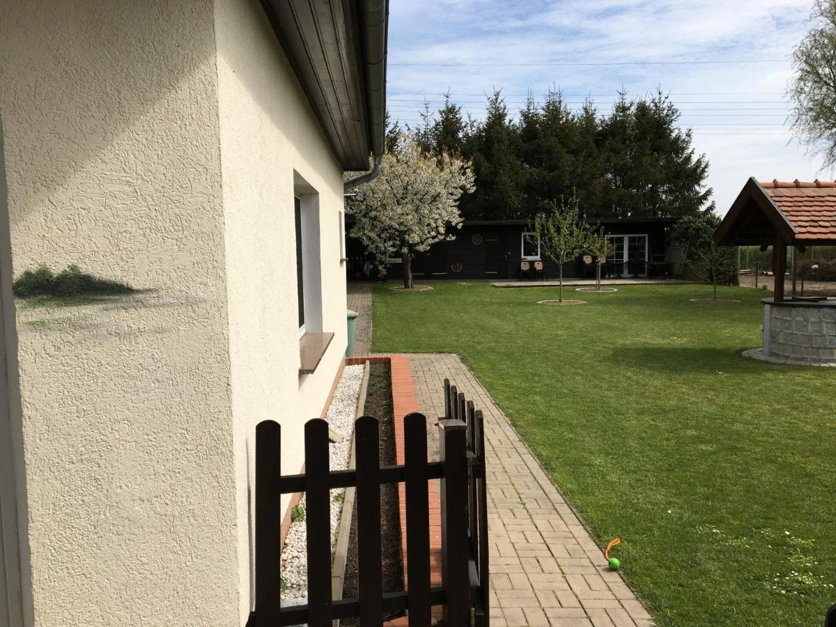 Schoener Ferienbungalow Umgeben Von Natur Und Nicht Weit Zur Ostsee Neubukow Luaran gambar